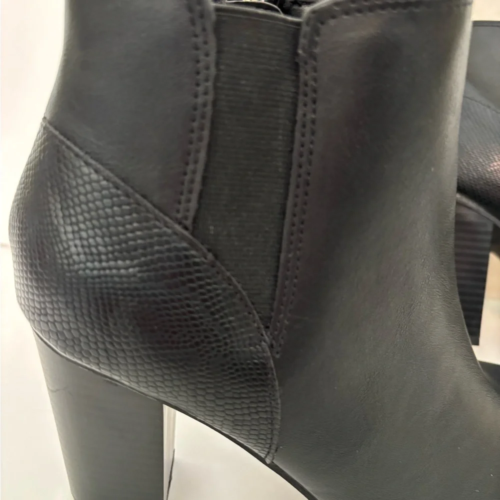 ME TOO Black Faux Leather Ankle Boots Size 7